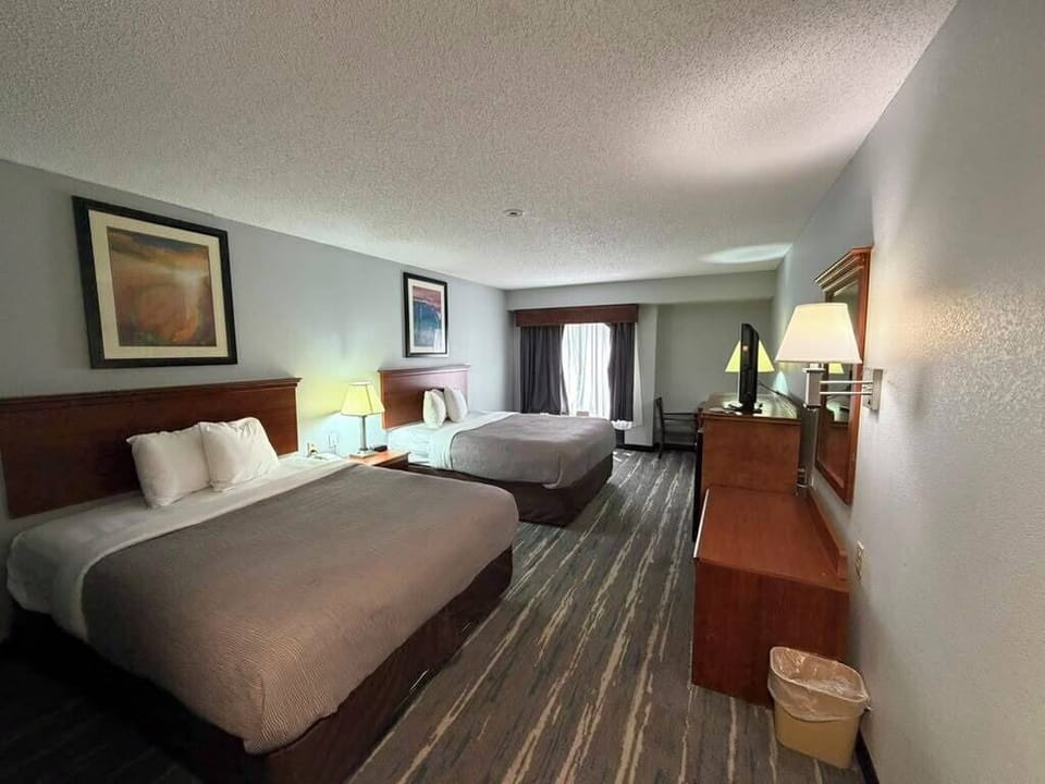 Pillowtop beds, in-room safe, desk, blackout drapes