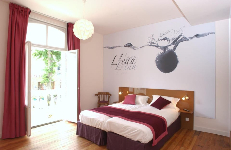 Desk, soundproofing, free cribs/infant beds, free WiFi