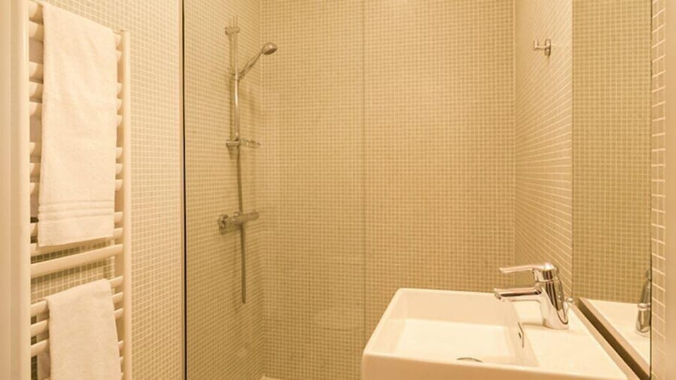 Classic Double Room | Bathroom | Free toiletries, hair dryer, towels