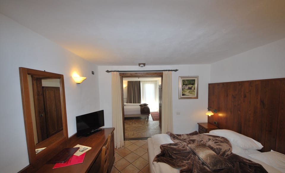Minibar, in-room safe, desk, free WiFi