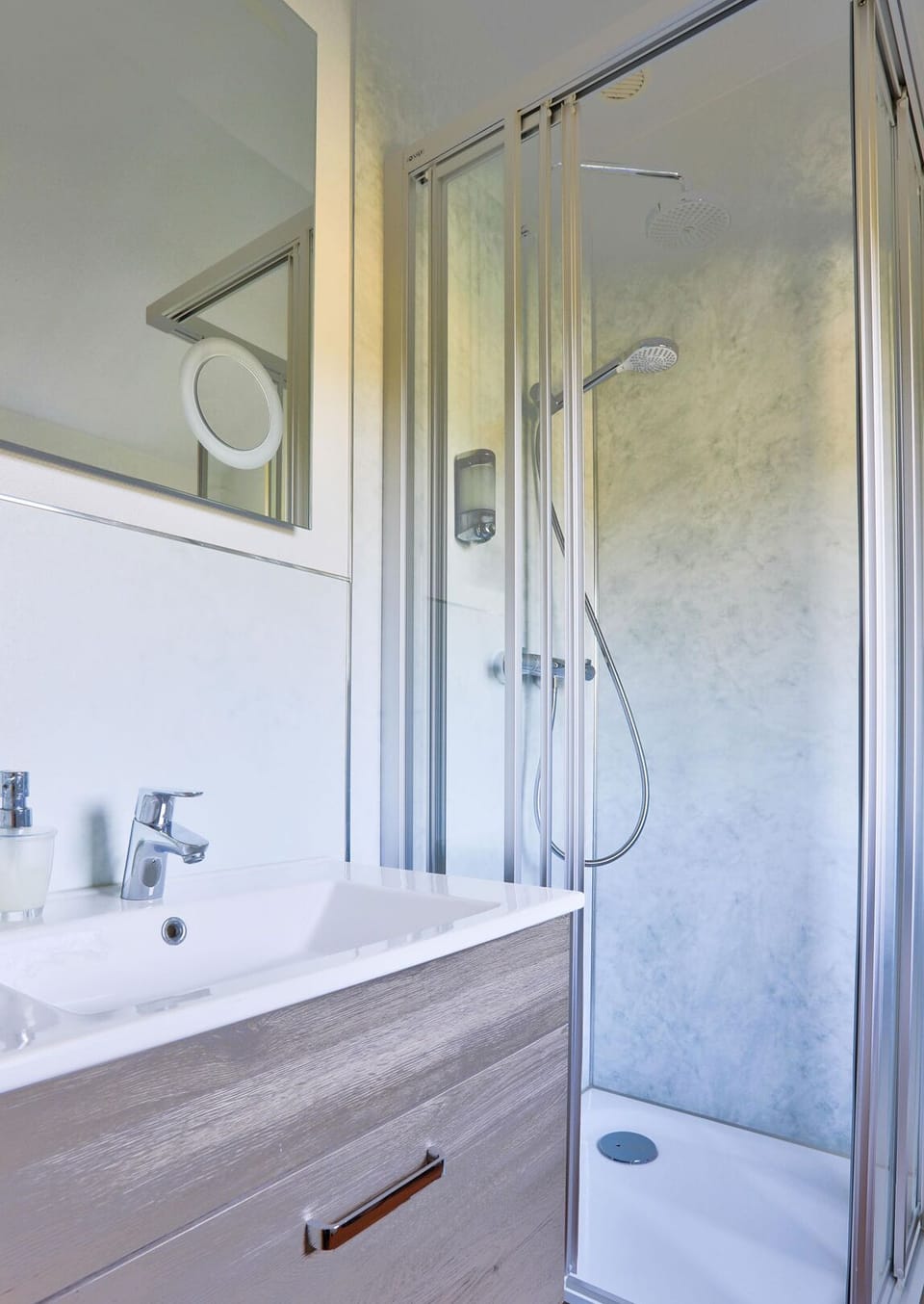 Standard Single Room | Bathroom | Shower, free toiletries, hair dryer, towels