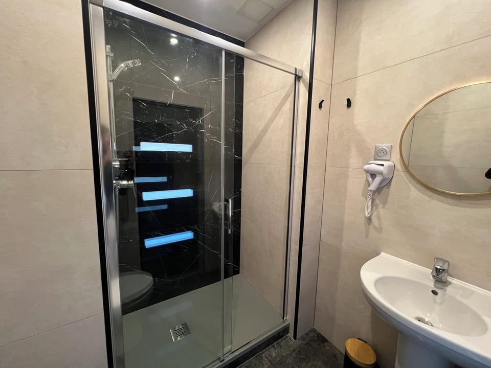 Shower, free toiletries, towels