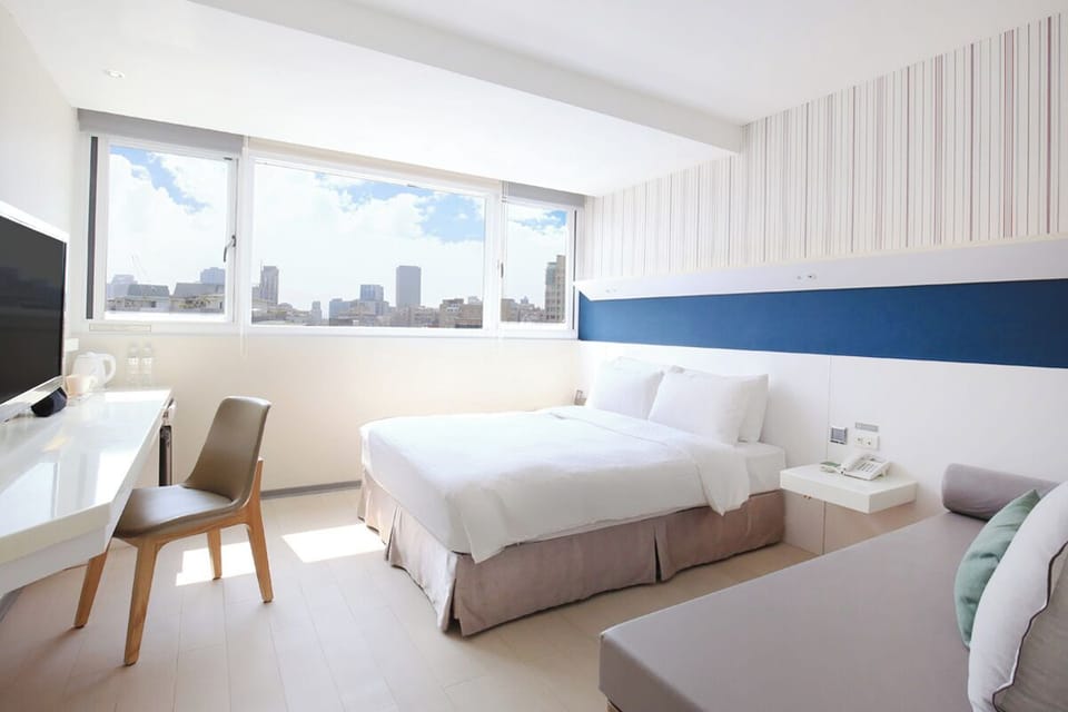 Deluxe Room | Hypo-allergenic bedding, down comforters, pillowtop beds, free minibar