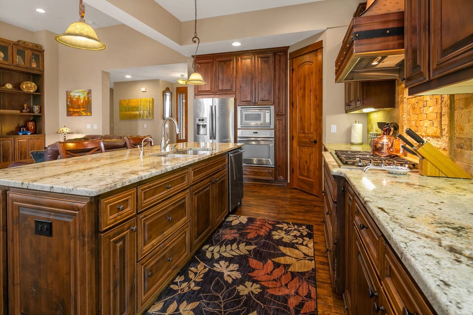 The 19th Hole - Beautifully appointed granite kitchen!