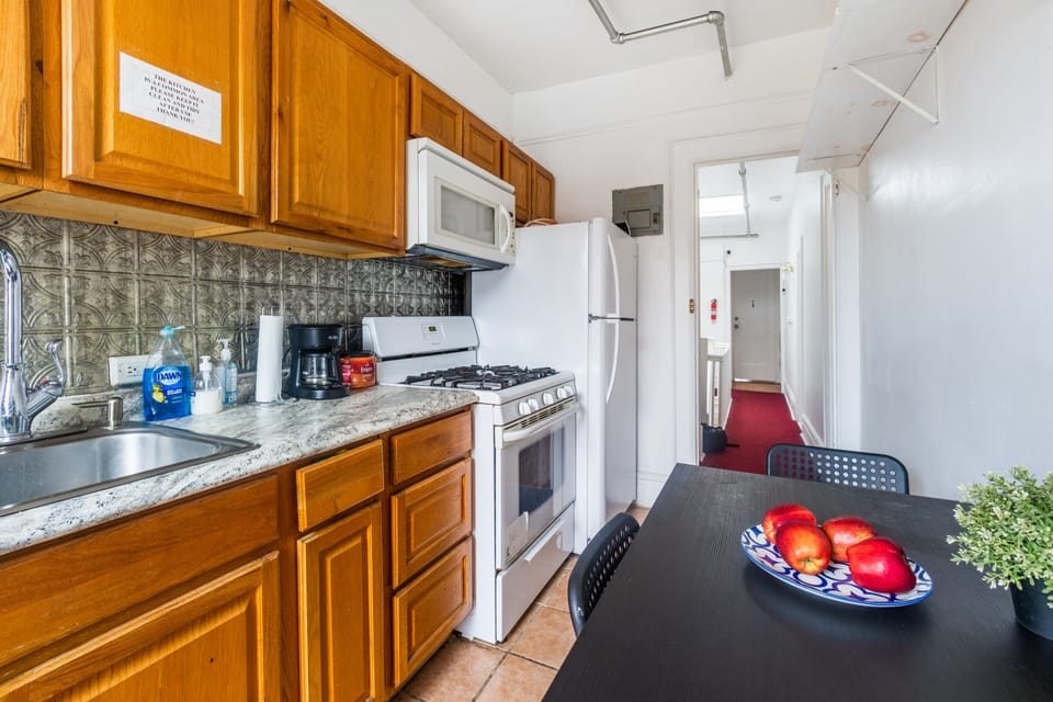 Full-size fridge, microwave, oven, stovetop