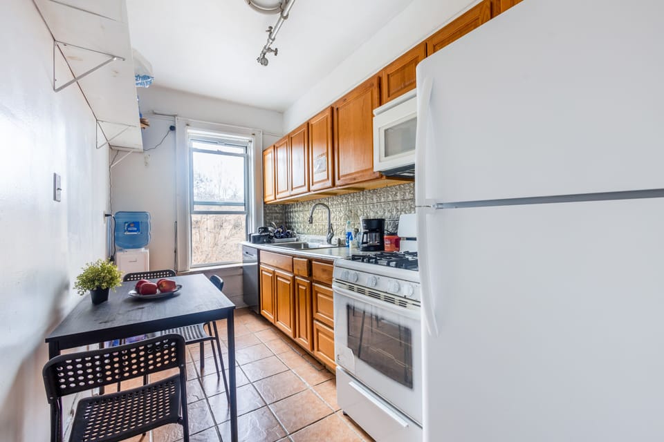Full-size fridge, microwave, oven, stovetop