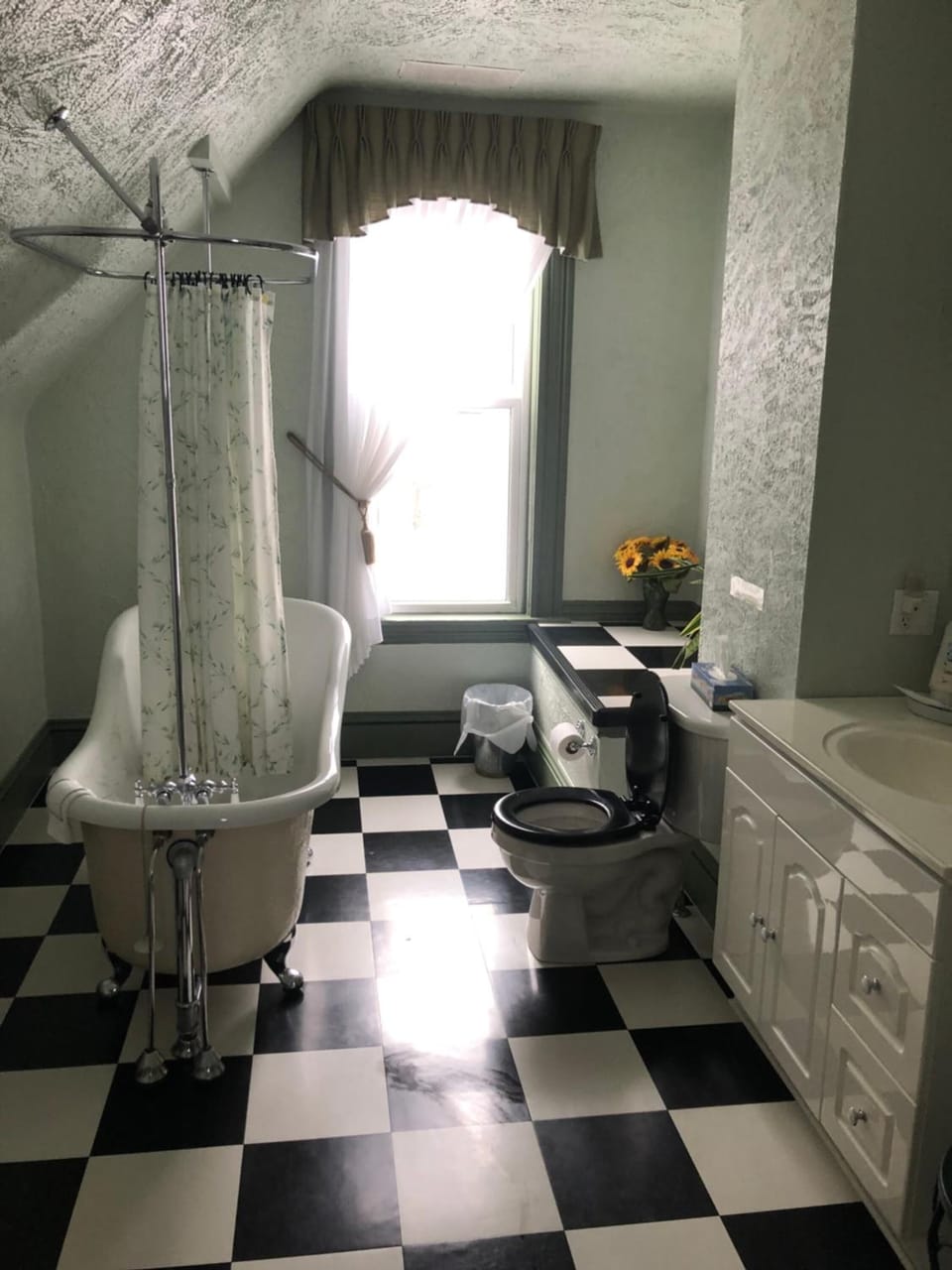 Bathtub, towels