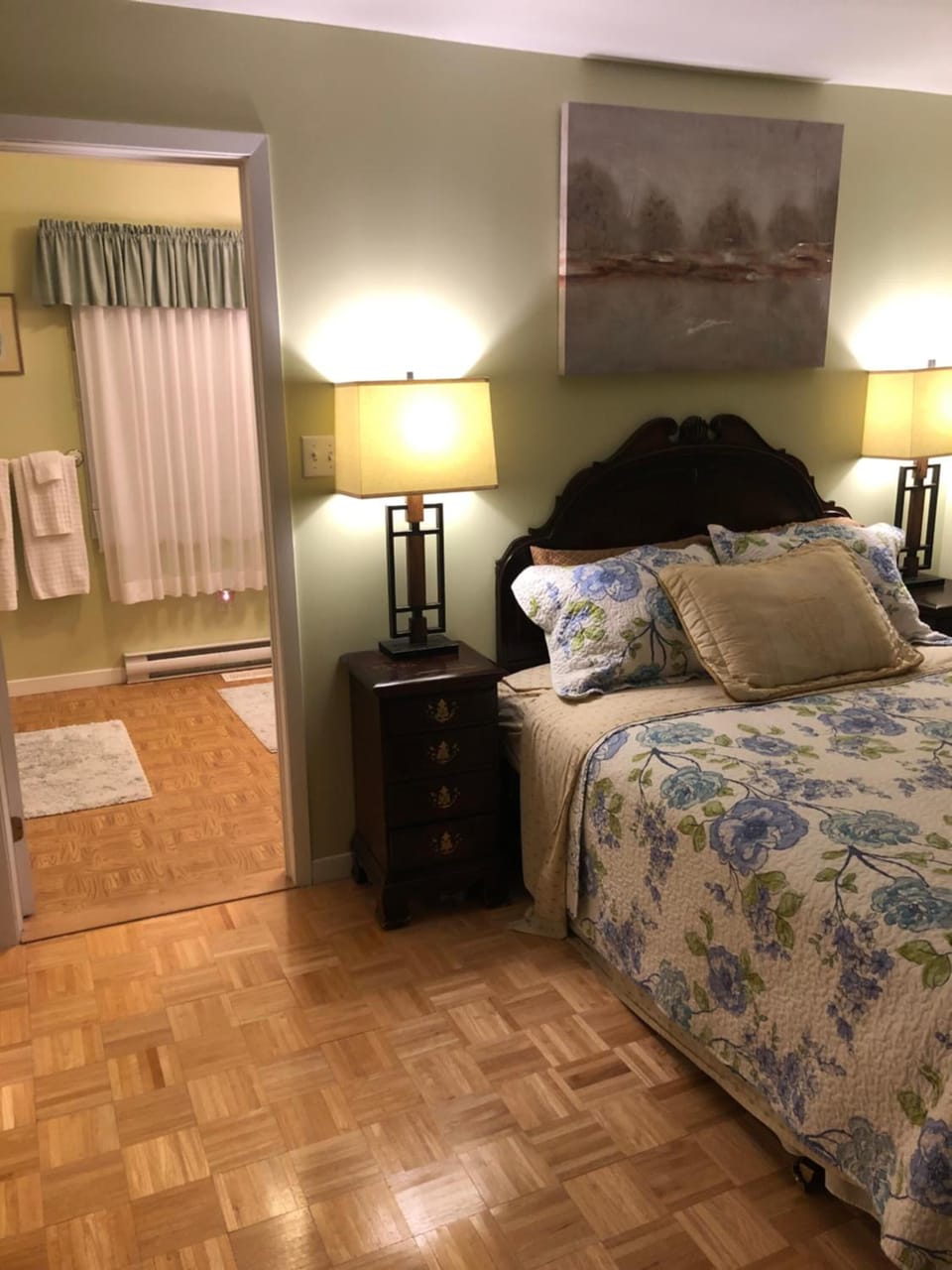 Minibar, free WiFi, bed sheets