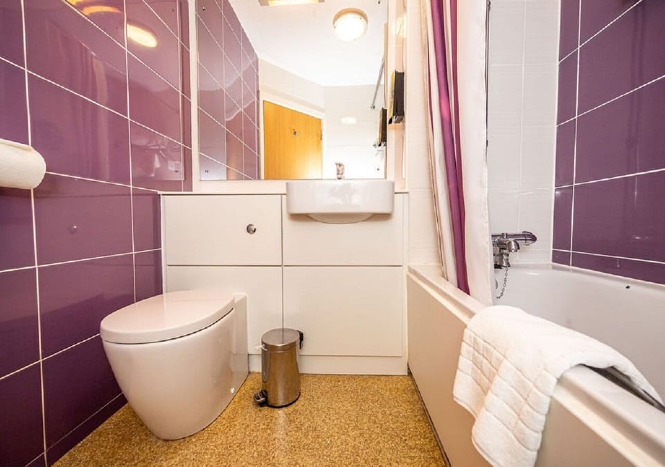 Deep soaking tub, hair dryer, towels