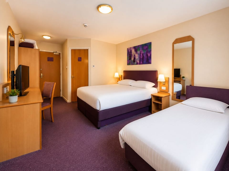 Twin Room | Desk, bed sheets, wheelchair access