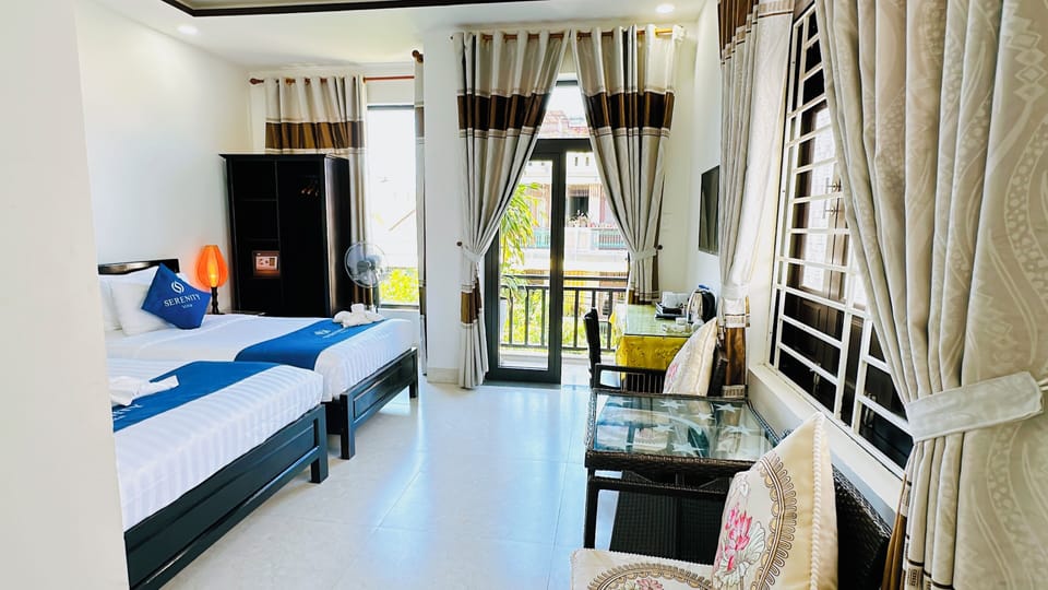 Deluxe Triple Room, City View | Living area | 32-inch flat-screen TV with cable channels, TV
