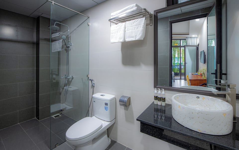Superior Double Room | Bathroom | Shower, rainfall showerhead, free toiletries, hair dryer