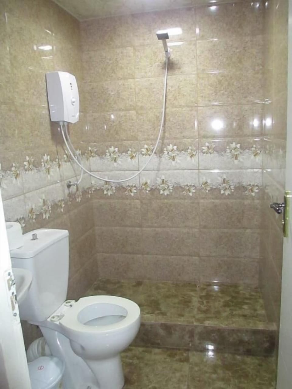 Classic Double Room | Bathroom | Shower, hair dryer, slippers, towels