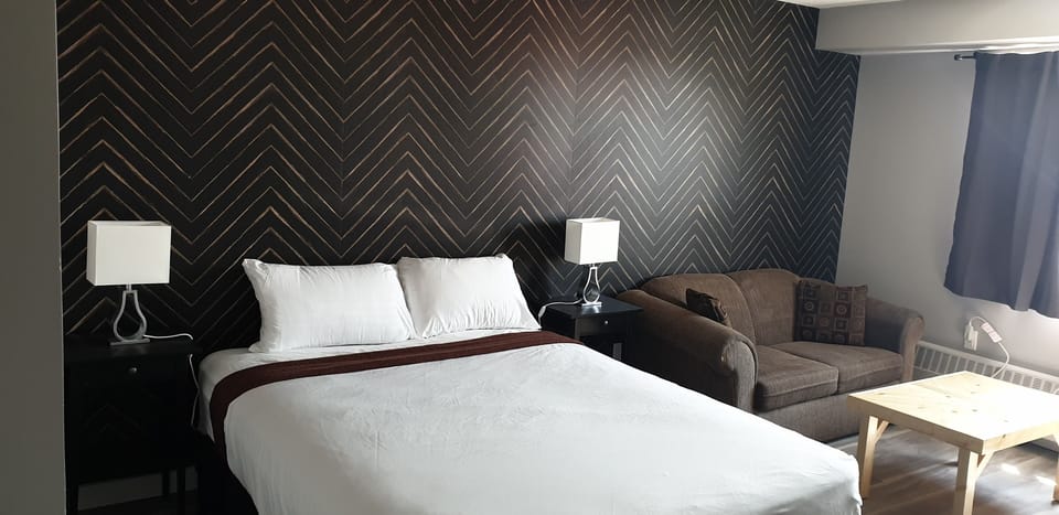 Deluxe Room, 1 Queen Bed, Non Smoking | Laptop workspace, WiFi (free), bed sheets