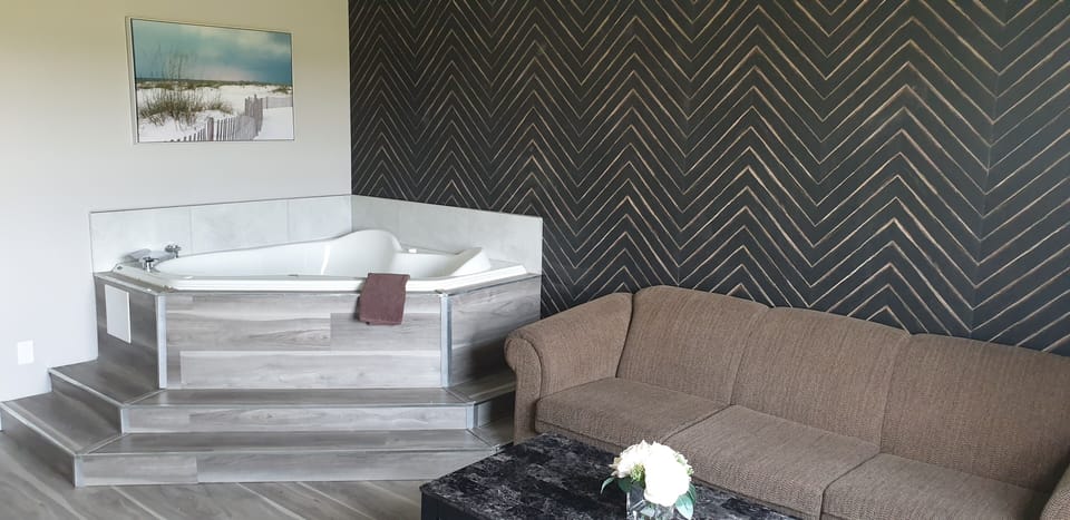 Romantic Suite, 1 Queen Bed, Non Smoking | Living area | Flat-screen TV, streaming services