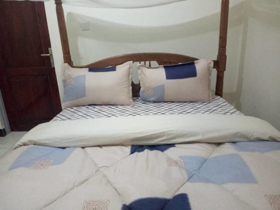 Deluxe Double Room | Individually decorated, desk, laptop workspace, bed sheets