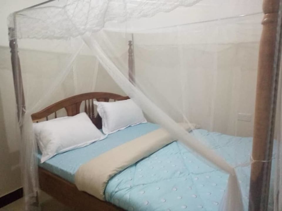 Deluxe Double Room | Individually decorated, desk, laptop workspace, bed sheets