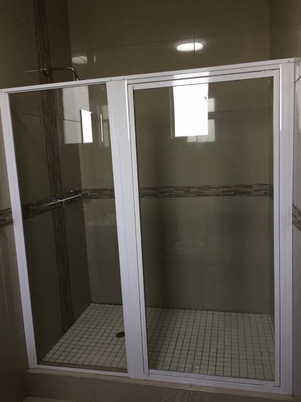 Shower, hydromassage showerhead, free toiletries, towels
