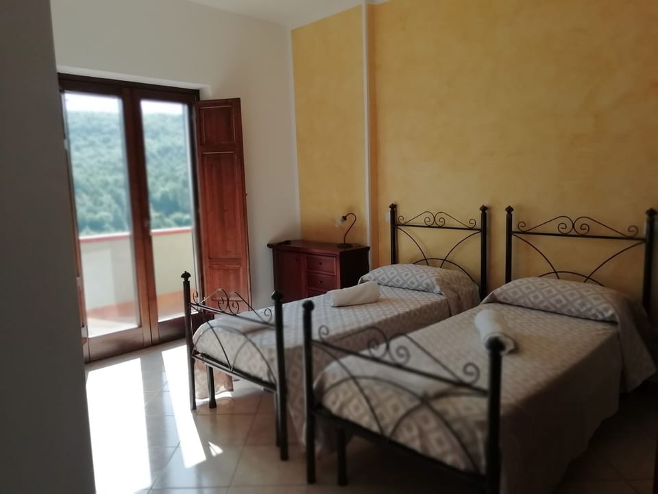 Basic Double Room, Balcony | Minibar, free WiFi, bed sheets