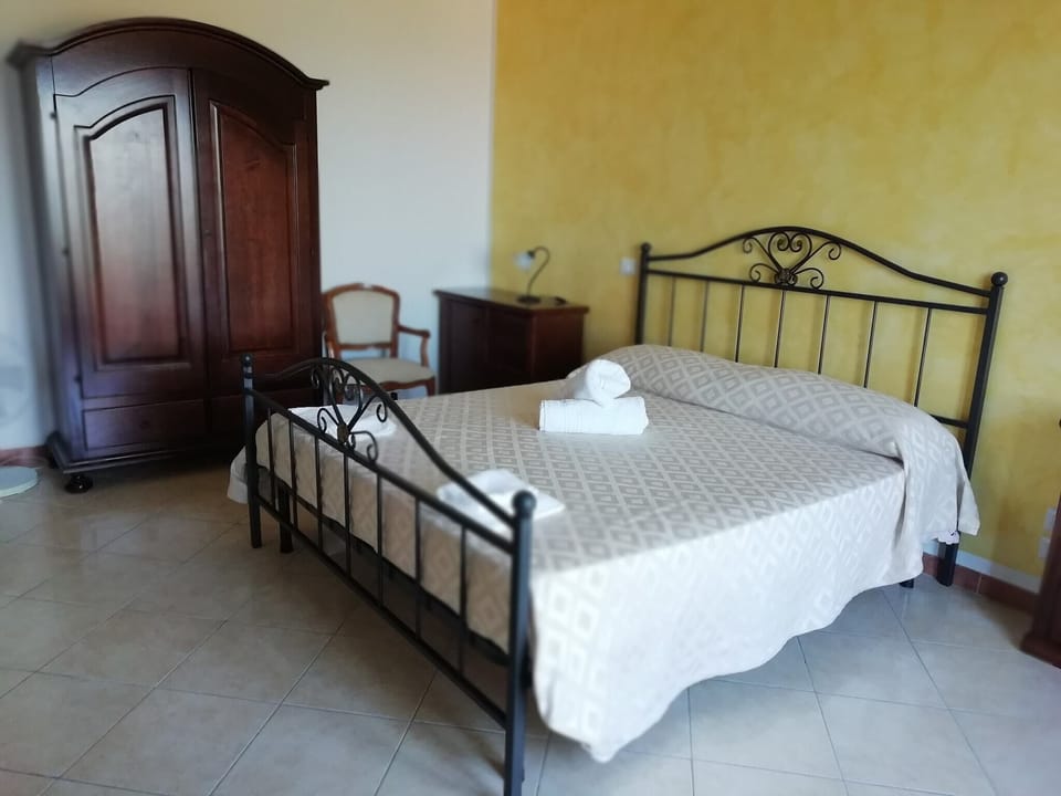 Minibar, free WiFi, bed sheets