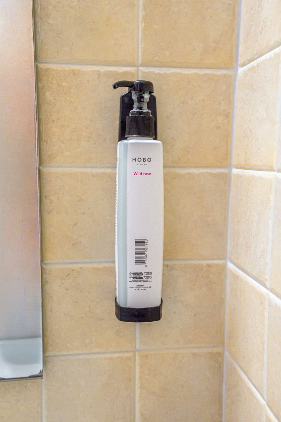 Shower, free toiletries, hair dryer, bidet