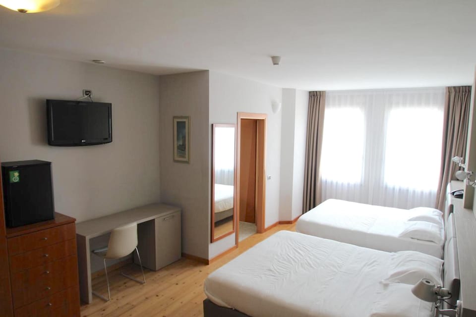 Quadruple Room | Minibar, in-room safe, desk, soundproofing