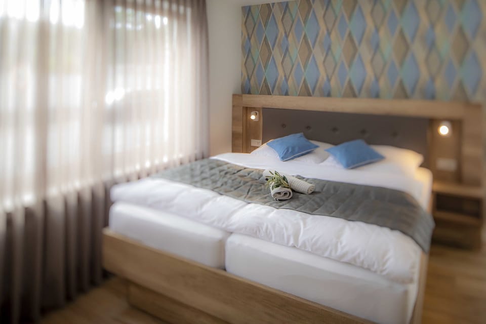 Deluxe Suite, Private Bathroom | 1 bedroom