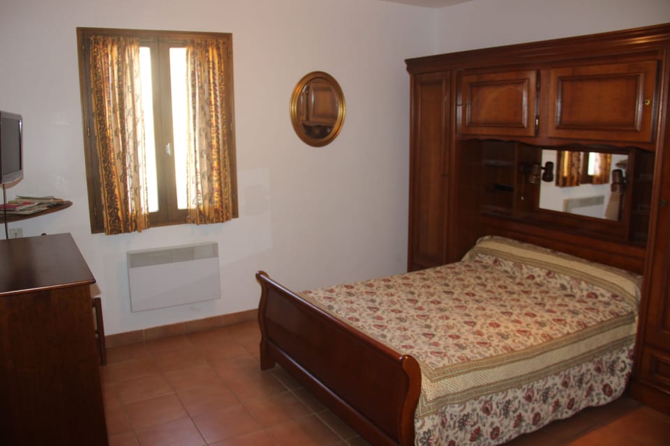 Double Room (Grenache) | Individually decorated, individually furnished, free cribs/infant beds