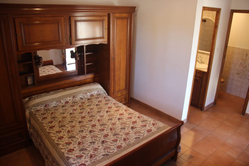 Double Room (Grenache) | Individually decorated, individually furnished, free cribs/infant beds