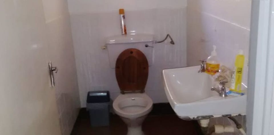 Apartment, 3 Bedrooms | Bathroom | Shower, free toiletries, towels, soap