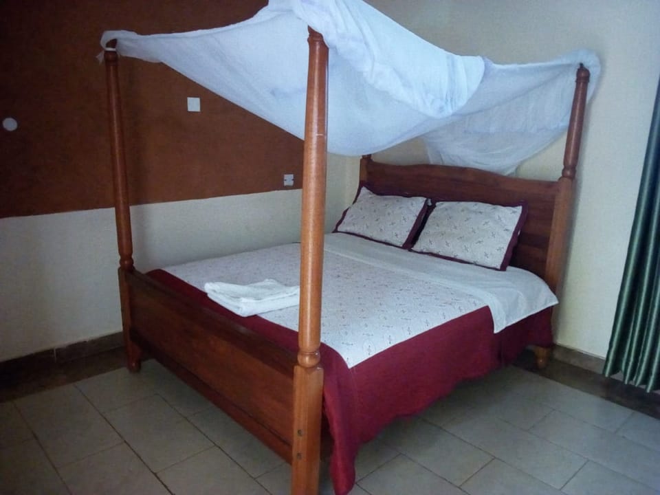 Double Room | Desk, free WiFi, bed sheets