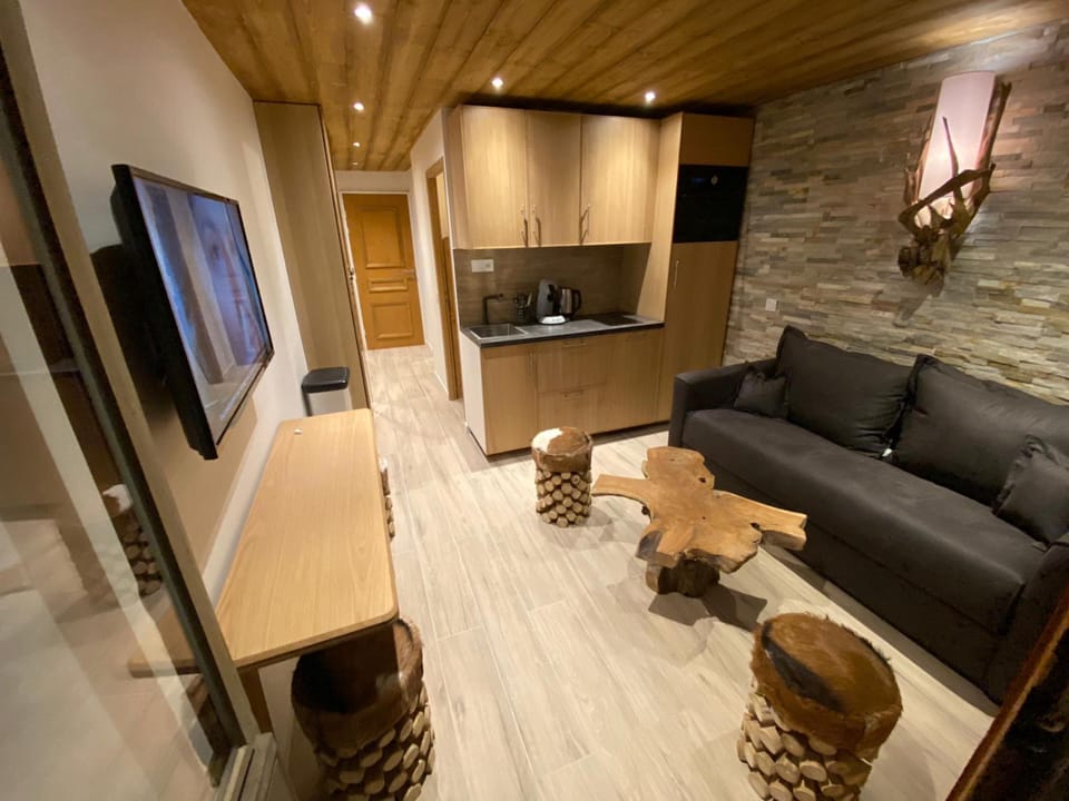 Apartment, Ensuite (Vue Montagne - 615) | Living area | Flat-screen TV
