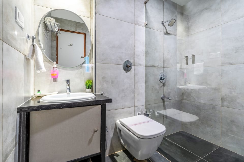Deluxe Room | Bathroom | Shower, free toiletries, towels