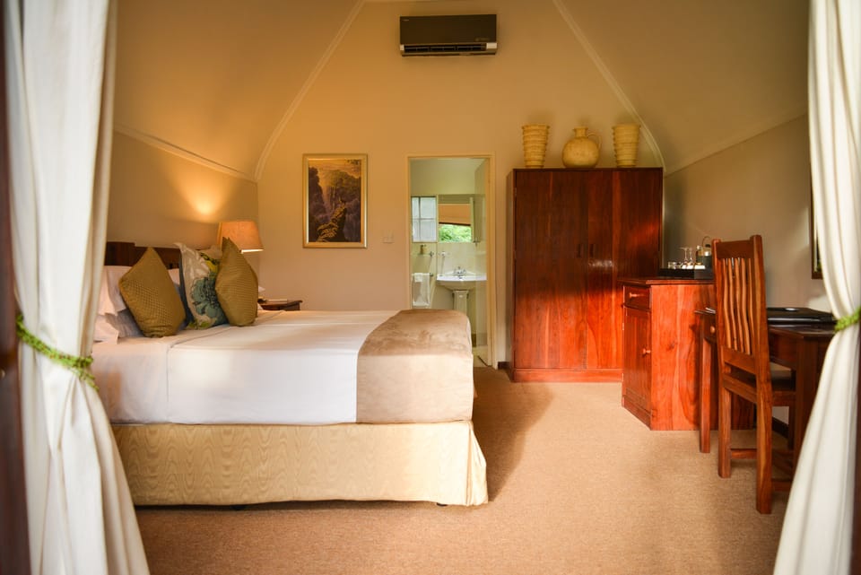 Room | 1 bedroom, memory foam beds, minibar, in-room safe
