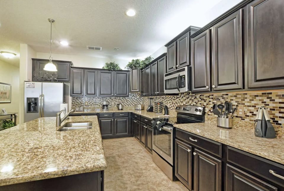 House (6 Bedrooms) | Private kitchen | Fridge, microwave, oven, stovetop