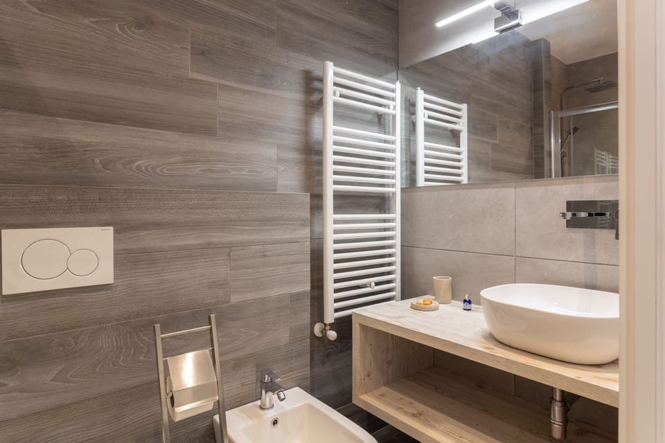 Double Room (Beatrice) | Bathroom | Shower, rainfall showerhead, hair dryer, bidet