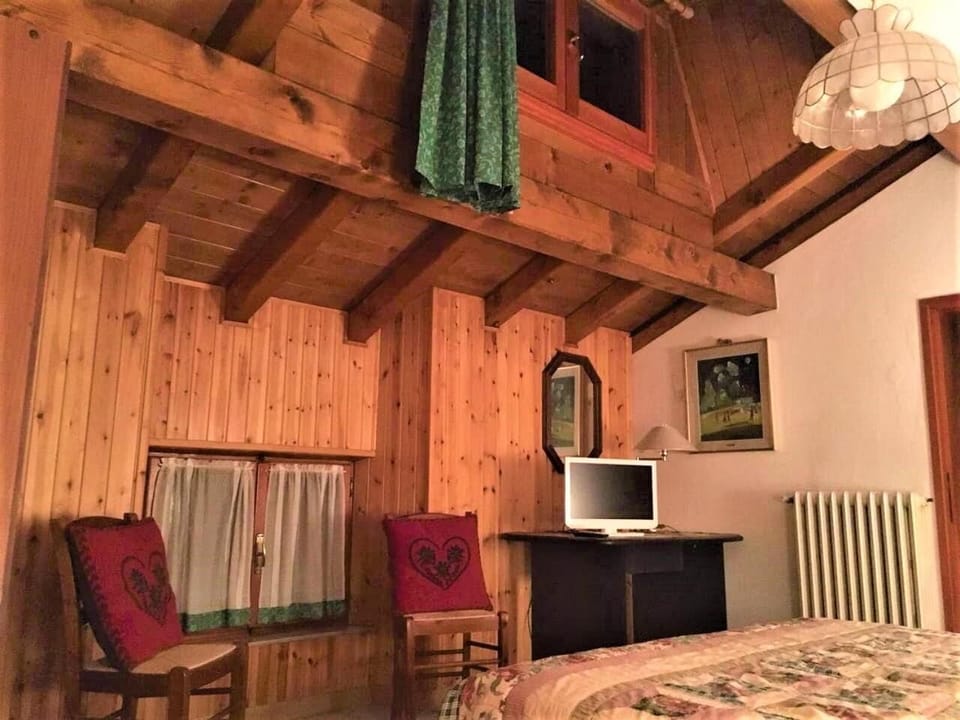 In-room safe, bed sheets