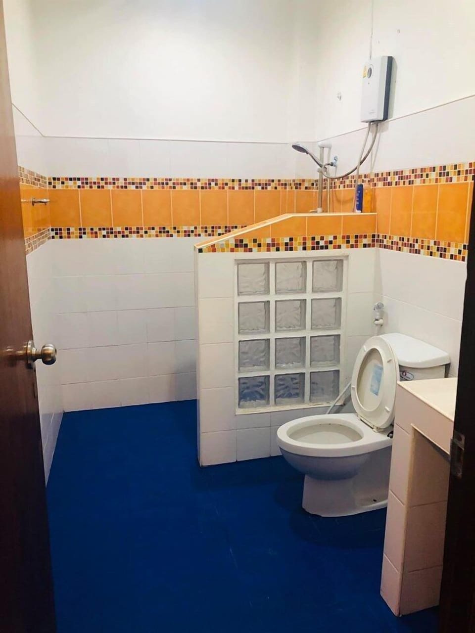 Shower, free toiletries, towels, soap