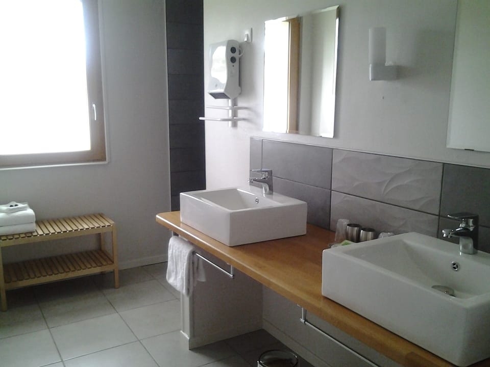 Comfort Suite (Tourterelle) | Bathroom sink
