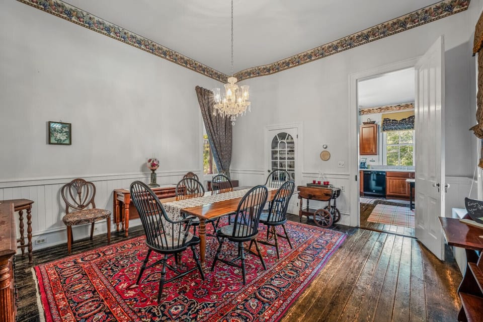 The dining room leads right to the kitchen!