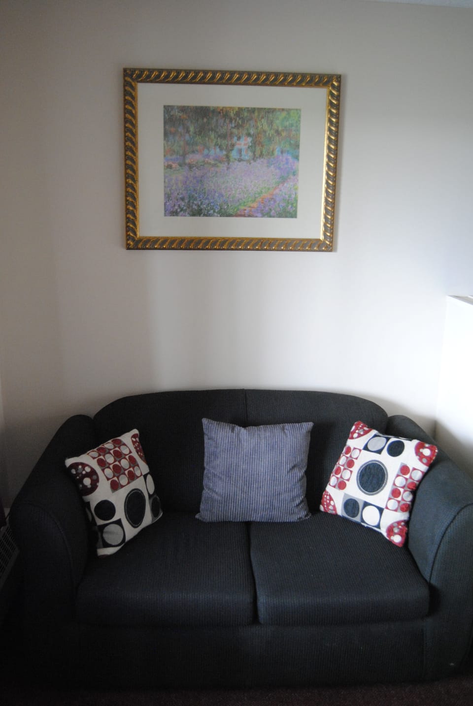 Suite, 1 Queen Bed | Living room | 32-inch flat-screen TV with cable channels, TV