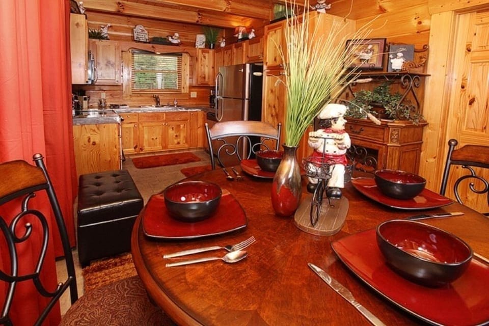 Fully equipped kitchen and dining area.