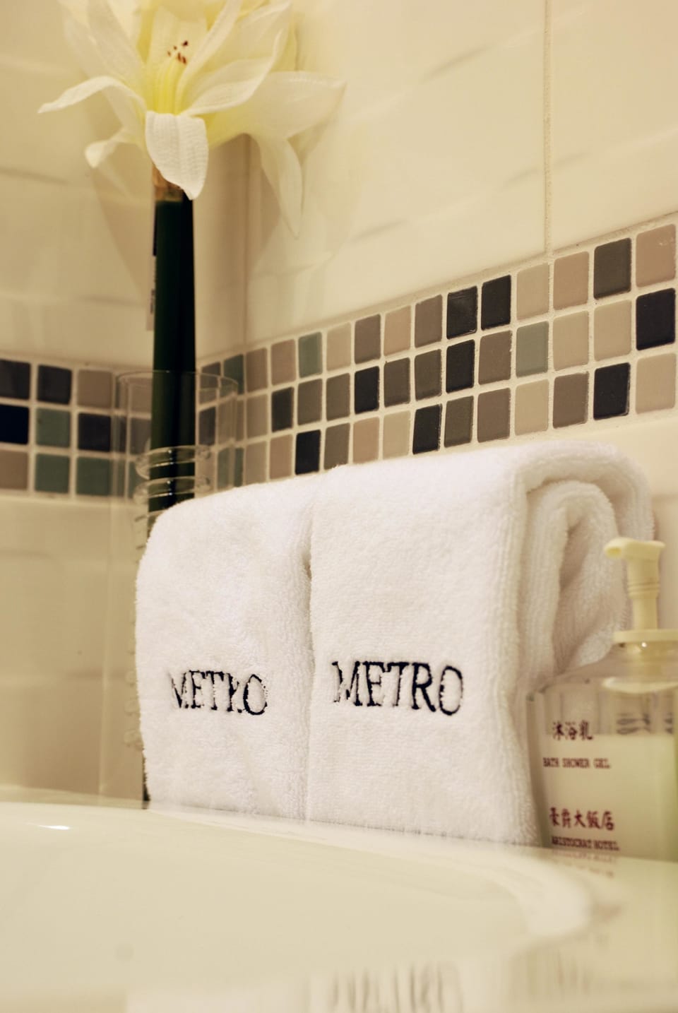 Deep soaking tub, free toiletries, hair dryer, slippers