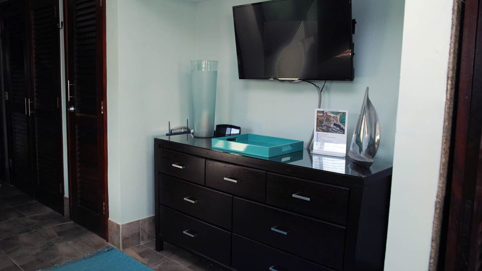 Flatscreen in bedroom. AC and fan over bed to keep you cool or open sliders