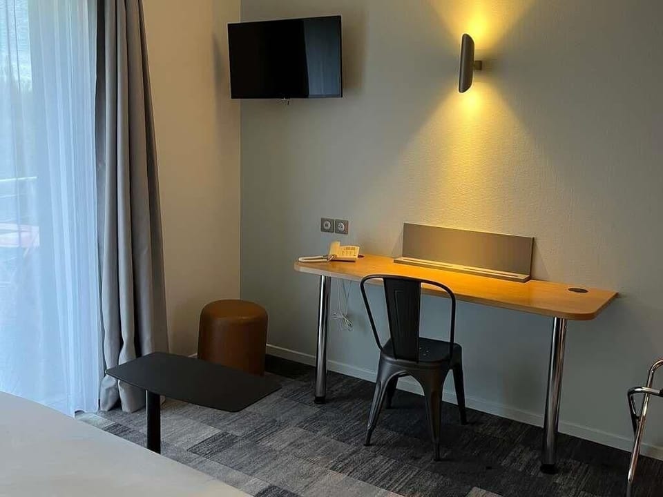 In-room safe, desk, soundproofing, free WiFi