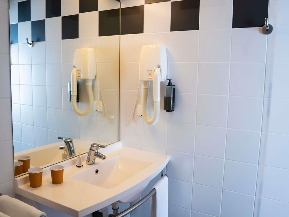 In-room safe, desk, soundproofing, free WiFi