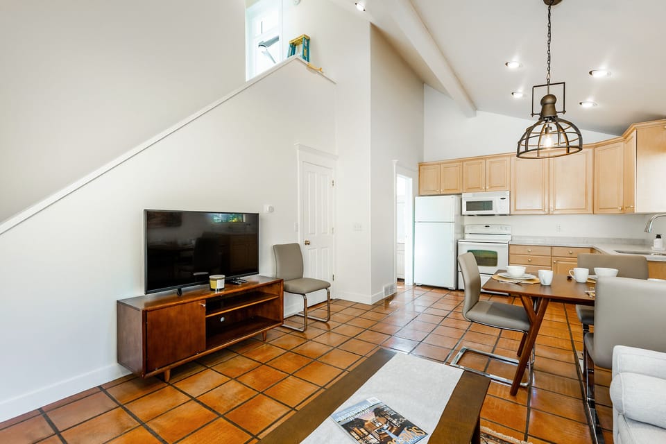 Main Floor Entertainment Cable Internet Smart TV