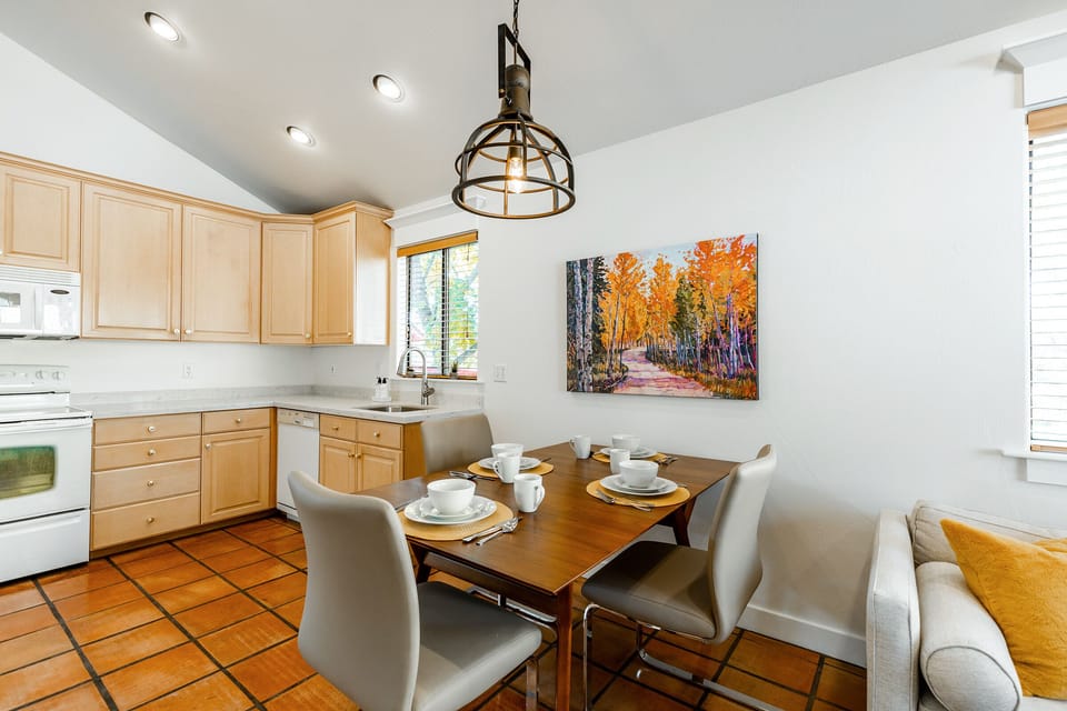 Dining Area, table leaf available to extend table