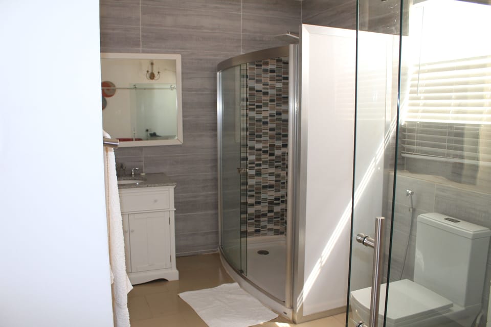 Deluxe Suite, Ocean View | Bathroom | Shower, free toiletries, bathrobes, slippers