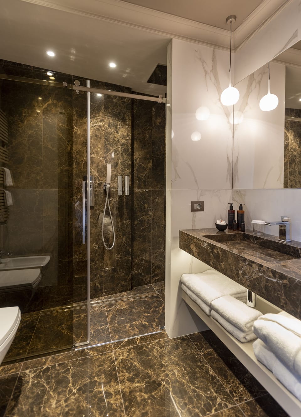 Shower, hair dryer, bathrobes, slippers